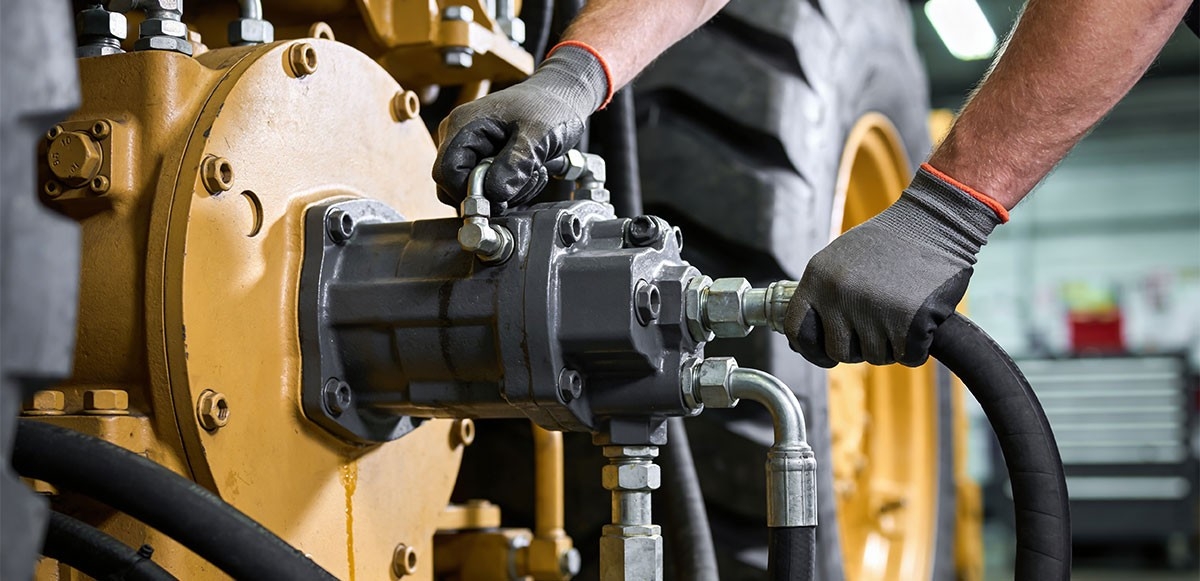 HOW TO CHOOSE THE RIGHT HYDRAULIC FLUID FOR MINING & CONSTRUCTION EQUIPMENT